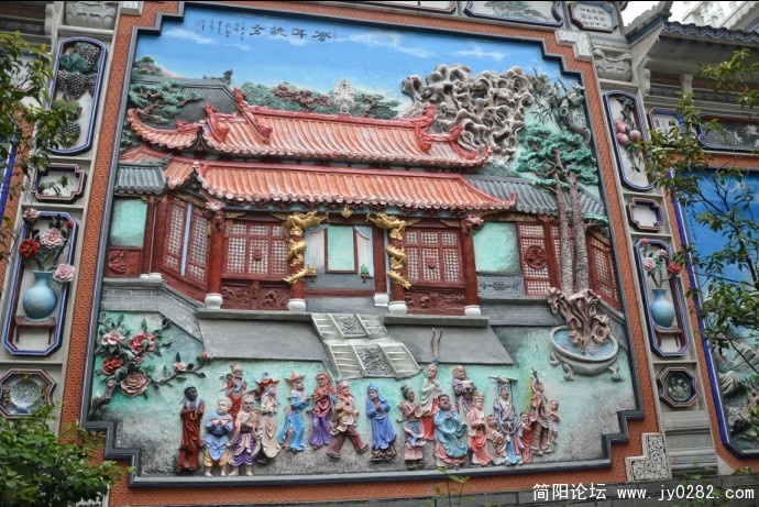 院中一面墙也是雕花