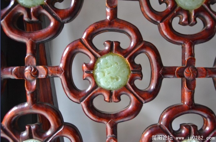 窗格子上镶的玉