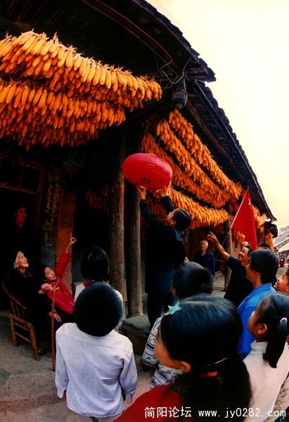 张灯结彩   梁晓 摄.jpg
