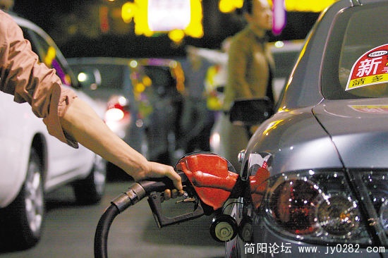 近年油价频繁上调，车主连夜加油的场景司空见惯.jpg