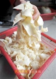 毛肚等水发菜品曾是火锅店常见桌上菜.jpg
