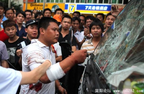 深圳小贩与城管发生冲突 谁之过352.jpg