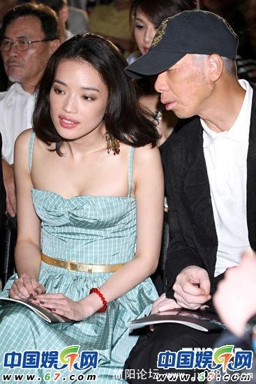 舒淇赴影展清凉惹火 冯小刚双目直盯其丰满胸部.jpg