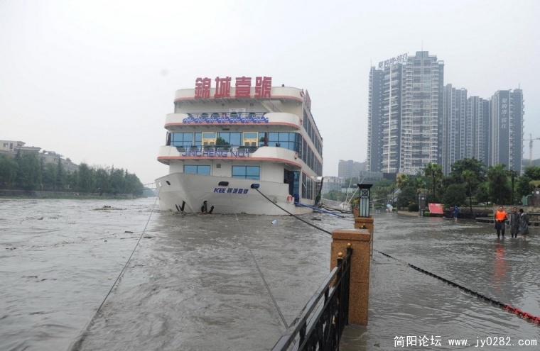 罕见暴雨来袭 成都变海滨城市240d74bda.jpg