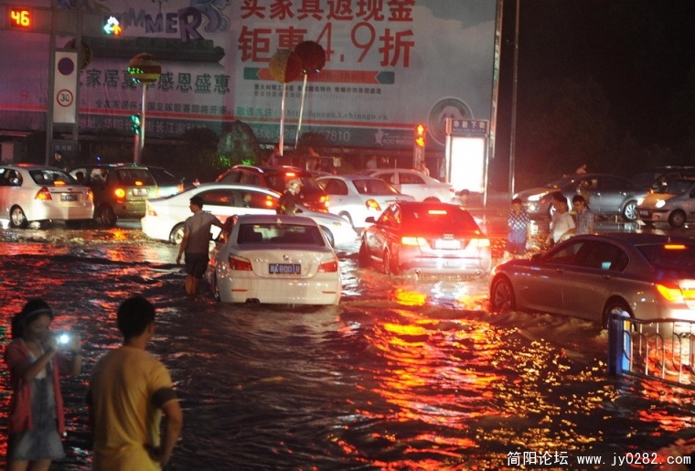 罕见暴雨来袭 成都变海滨城市.jpg
