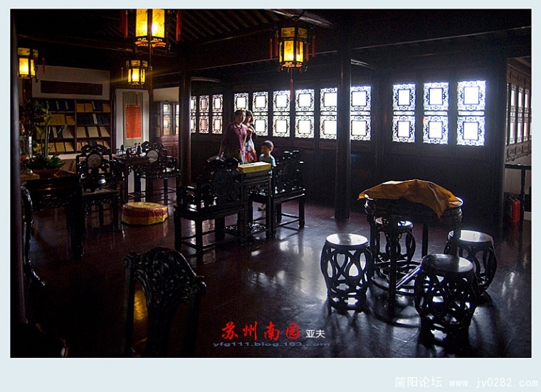 16、姚氏是虔诚的佛教徒，这是蒋为她修建的家庙佛堂。.jpg