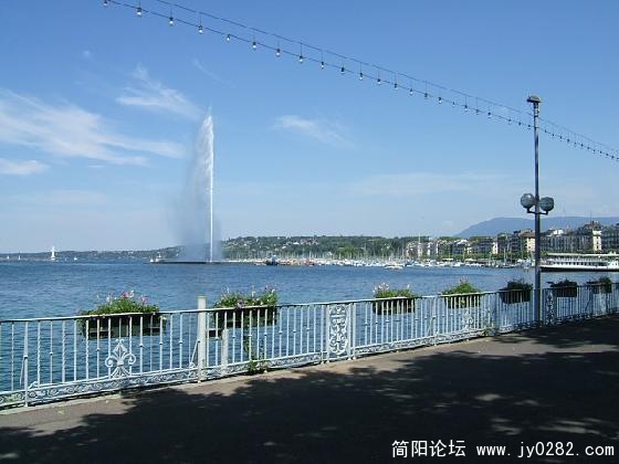 Lake_Geneva_and_the_Jet_dEau-Geneva.jpg