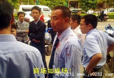 昆明两中介抢客 上百人火拼.jpg