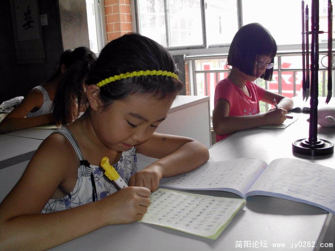 学生在临帖