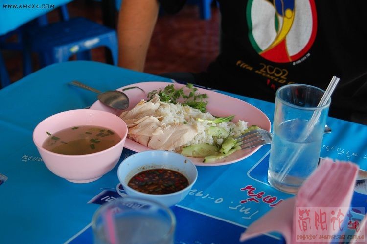 abbr_国鸡饭，便宜，只是分量少少少，泰国人估计是少吃多餐，整个中南半岛感觉都是这样.jpg