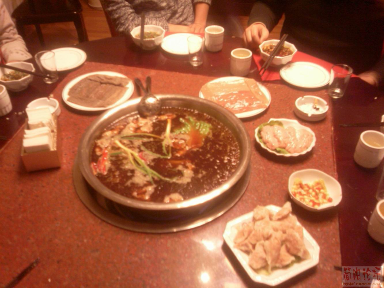 菜还没上齐.jpg