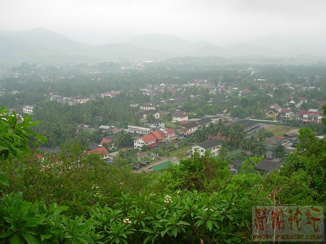 从山顶望去，拍照时下着小雨.jpg