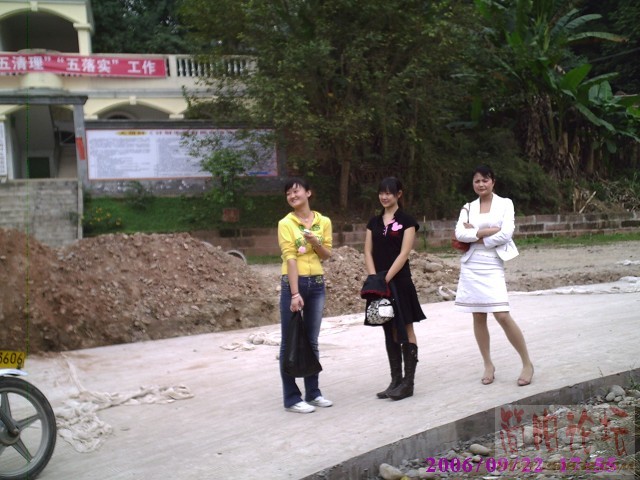 等待中的美女.JPG
