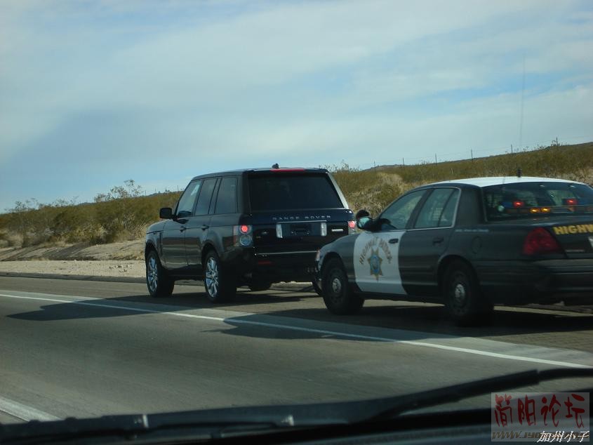 呵呵！這是一部超速的Range Rover越野車被公路巡警抓個正著！.jpg
