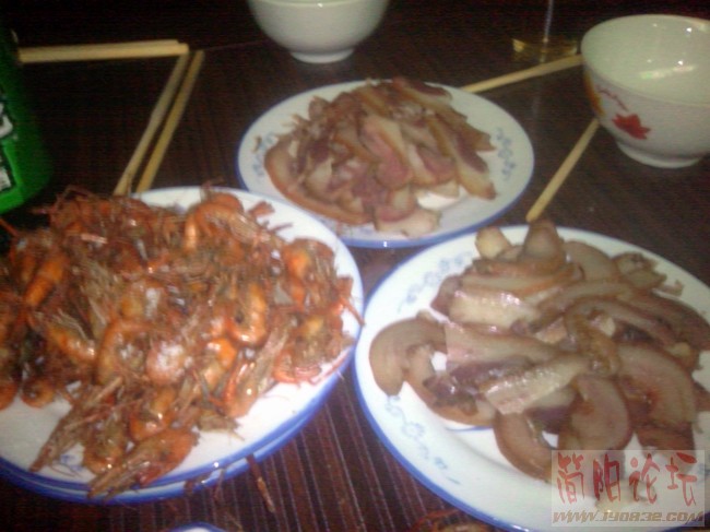 满桌尽是肉嘎嘎.jpg