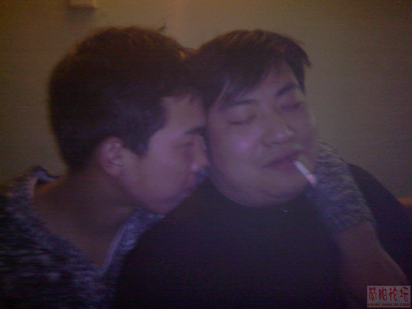 悄悄话.jpg