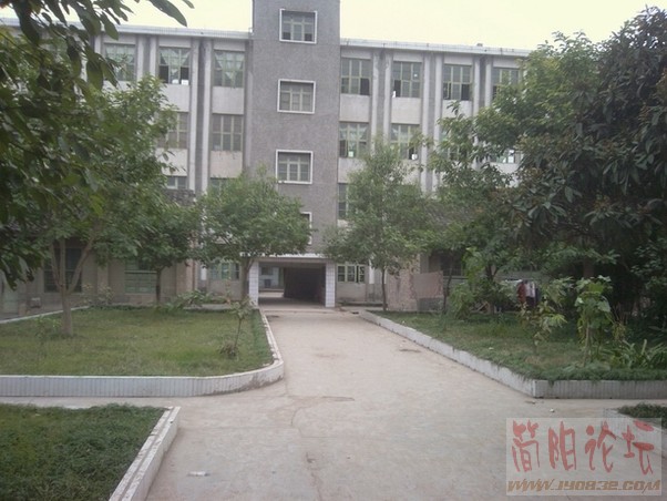 哪个学校校内.jpg