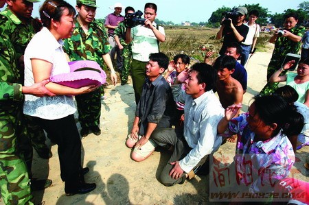 韶关，村民跪倒在英雄李大为的母亲面前哭谢救命之恩，武警战士李大为在抢险抗洪中牺牲了.jpg