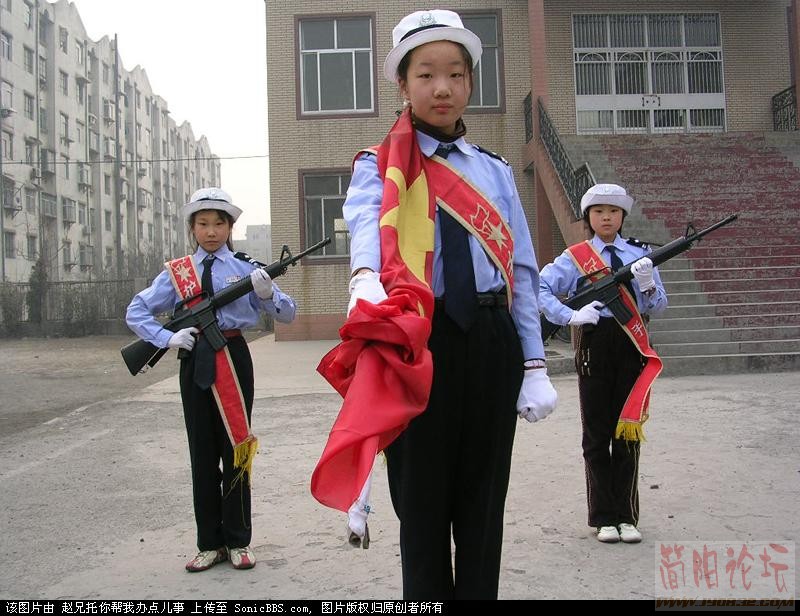 少先队护旗！凶猛啊!(转载).jpg